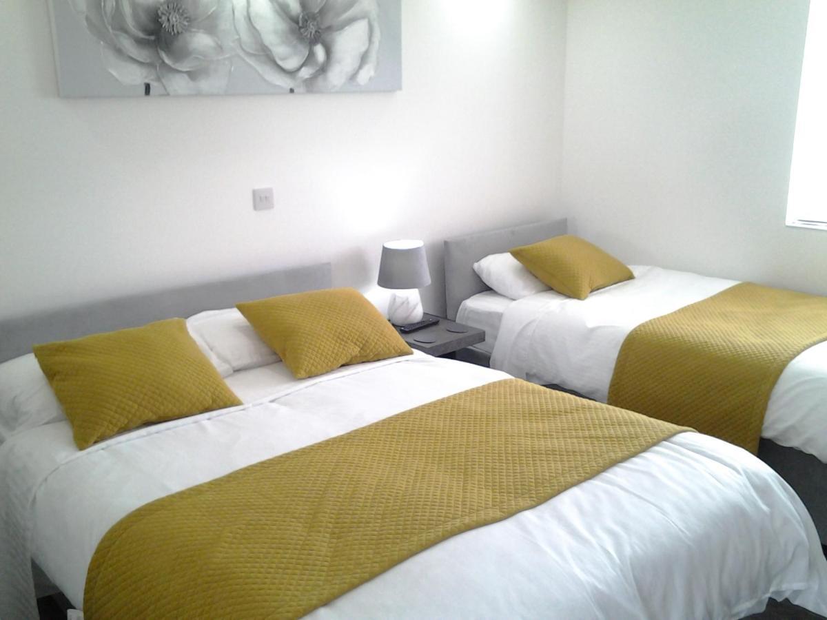 Lady Charlotte Guest Rooms Triple Rooms Dowlais Exterior photo